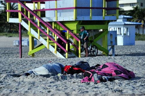 海滩流浪汉,探寻孤独灵魂的海洋之旅